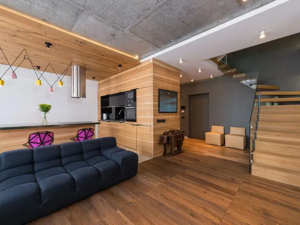Ahşap kaplamalı modern iç mekân